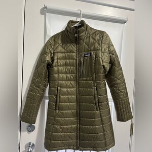 Patagonia women’s knee length down coat- lightly used- in awesome condition.
